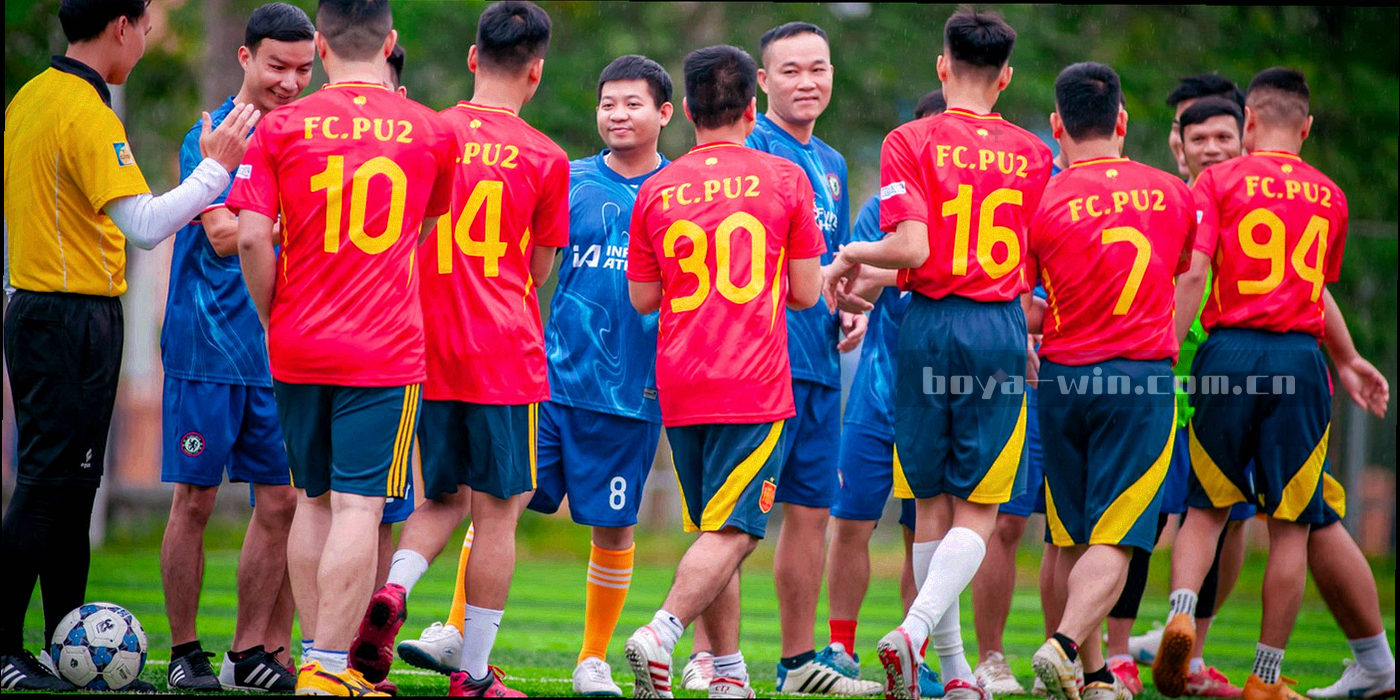深色底上的抽象几何图示，三组直角方块由细线连接，局部鎏金高亮